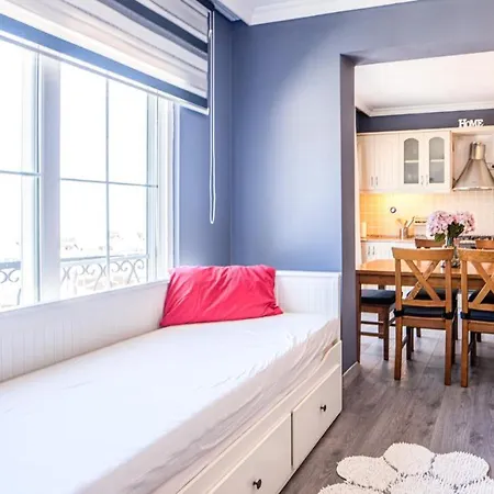 Flat W Shared Pool And Balcony In 公寓 *